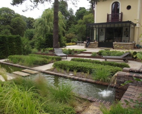 jardin avec eau et fontaines