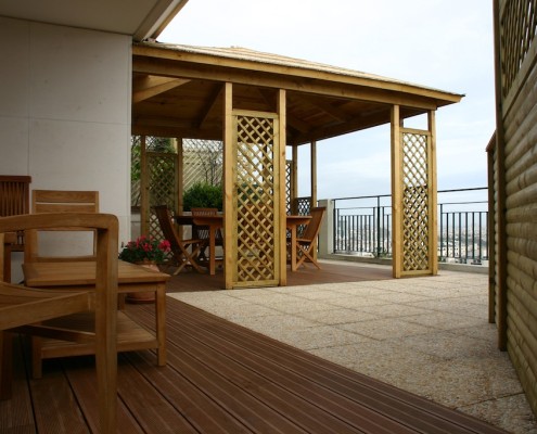 terrasse avec constructions en bois