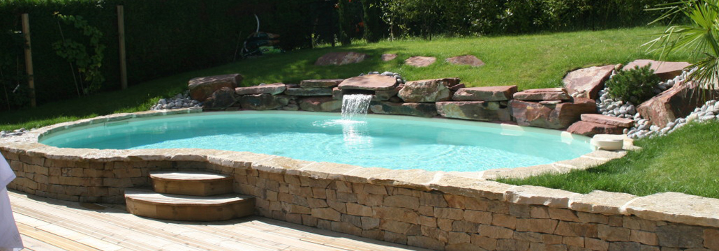 belle piscine ronde bordée de pierres
